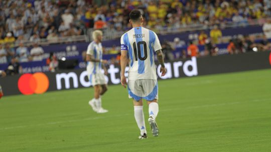 Encontram Messi na estrada e conseguem camisola autografada