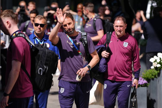 Ingleses chegam discretos e saem em separado