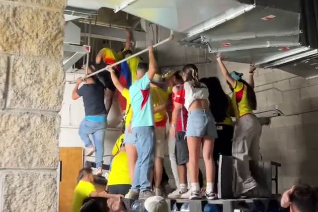 Colombianos tentam entrar no estádio da final da Copa América pela conduta de ventilação