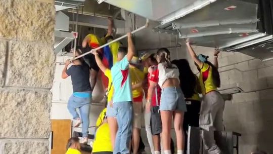 Colombianos tentam entrar no estádio da final da Copa América pela conduta de ventilação