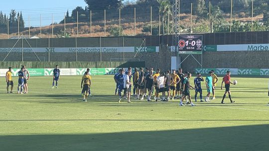 Podence expulso em jogo treino após agressão devido a insultos racistas a companheiro de equipa