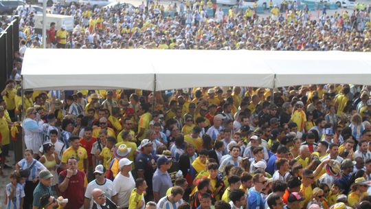 Desacatos entre polícia e colombianos adiam início da final da Copa América