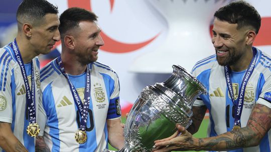 Messi tranquiliza após lesão: «Muito feliz, Di María deixa-nos com mais um troféu»
