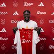 Oficial: Bertrand Traoré regressa ao Ajax