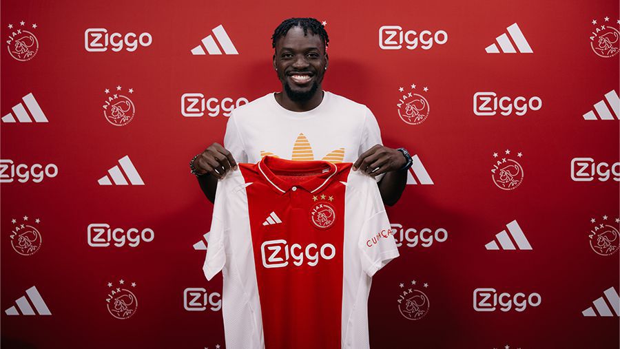 Oficial: Bertrand Traoré regressa ao Ajax