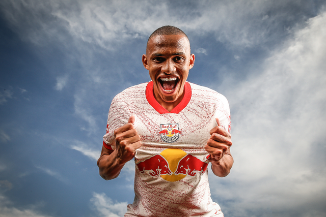 OFICIAL: Caixinha recebe reforço para o meio-campo