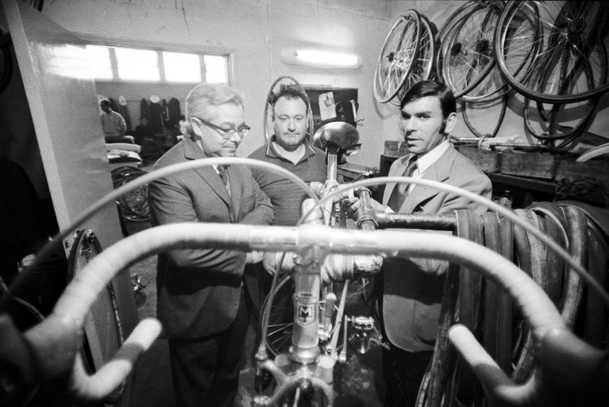 Carlos Miranda, histórico jornalista de A BOLA, com Joaquim Agostinho