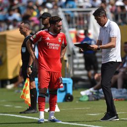 Bruno Lage dá instruções a Kokçu durante o jogo do Benfica com o Bayern, no Mundial de Clubes