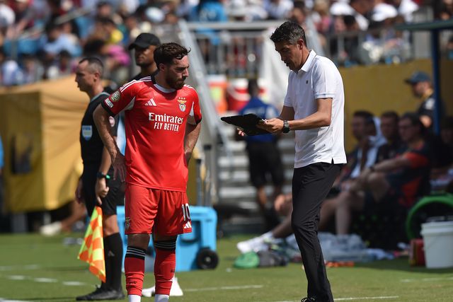 Bruno Lage dá instruções a Kokçu durante o jogo do Benfica com o Bayern, no Mundial de Clubes