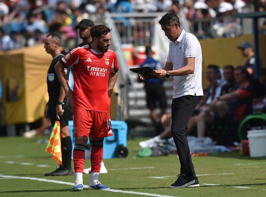 Bruno Lage dá instruções a Kokçu durante o jogo do Benfica com o Bayern, no Mundial de Clubes