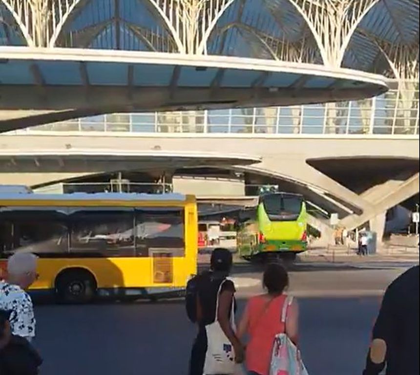 Autocarro desgovernado causa estragos na Gare do Oriente 