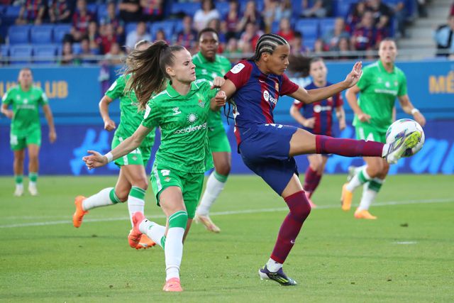 Carla Armengol (à esquerda) pode trocar o futebol espanhol pelo português