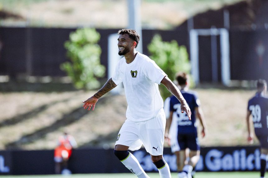 Ponta de lança francês, que já tinha marcado diante dos sub-23, voltou a fazer o gosto ao pé em solo espanhol (Foto: Famalicão)