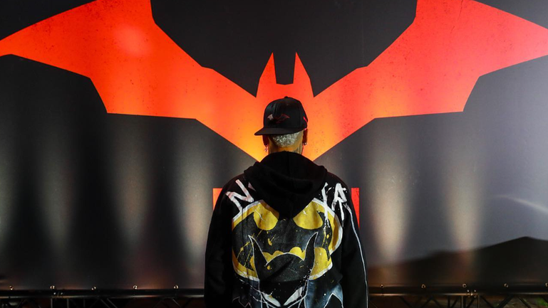 Neymar gasta €1M em réplica realista de carro do Batman... que cospe fogo (vídeo)