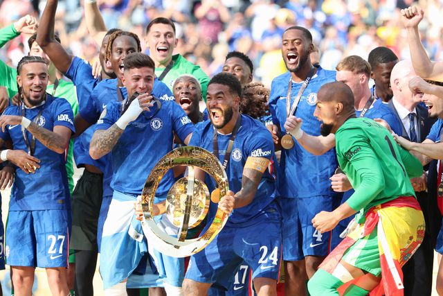 Reece James eleva o troféu do Mundial de Clubes pela segunda vez - já sem Trump, que foi para trás com Infantino