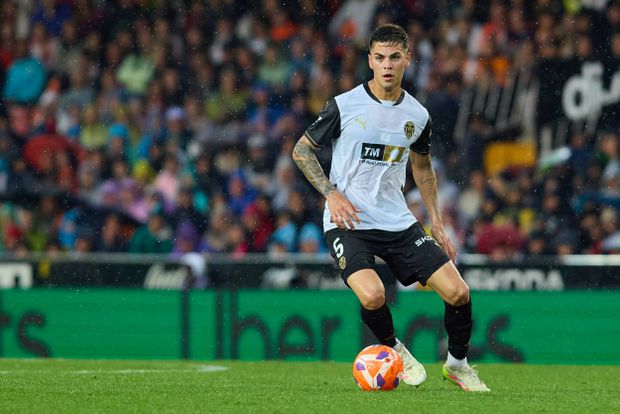 Enzo Barrenechea, ao serviço do Valência diante do Espanhol, em abril deste ano