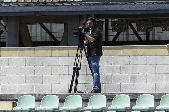 Operador de câmara no Estádio Nacional, durante uma final de campeonatos jovens entre Sporting e Benfica. FOTO ANTÓNIO AZEVEDO/A BOLA