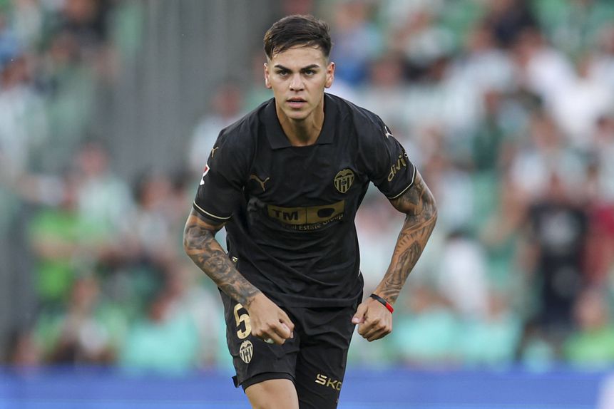 Enzo Barrenechea, médio que esteve cedido pelo Aston Villa ao Valência (foto: Imago)
