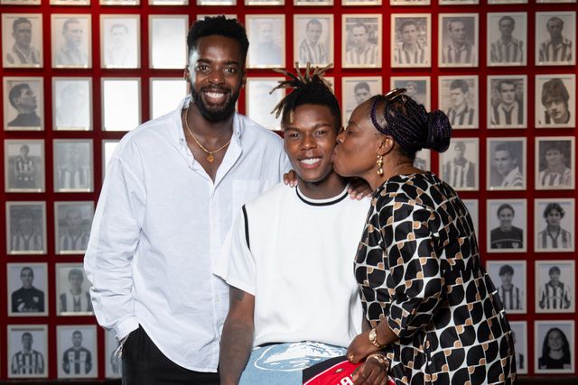 Nico Williams com o irmão Inãki e o mãe Maria (X/Athletic)