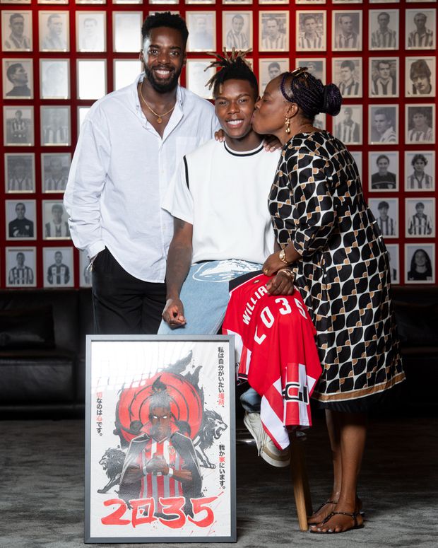 Nico Williams com o irmão Inãki e o mãe Maria (X/Athletic)