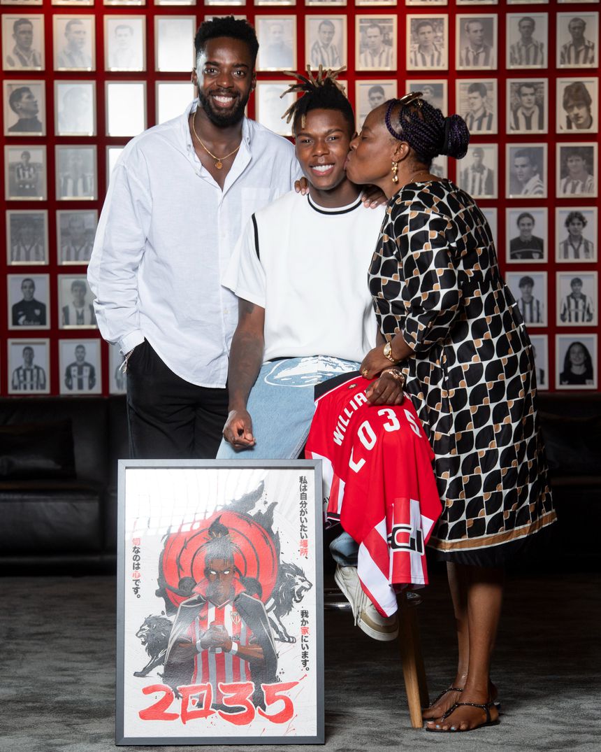 Nico Williams com o irmão Inãki e o mãe Maria (X/Athletic)