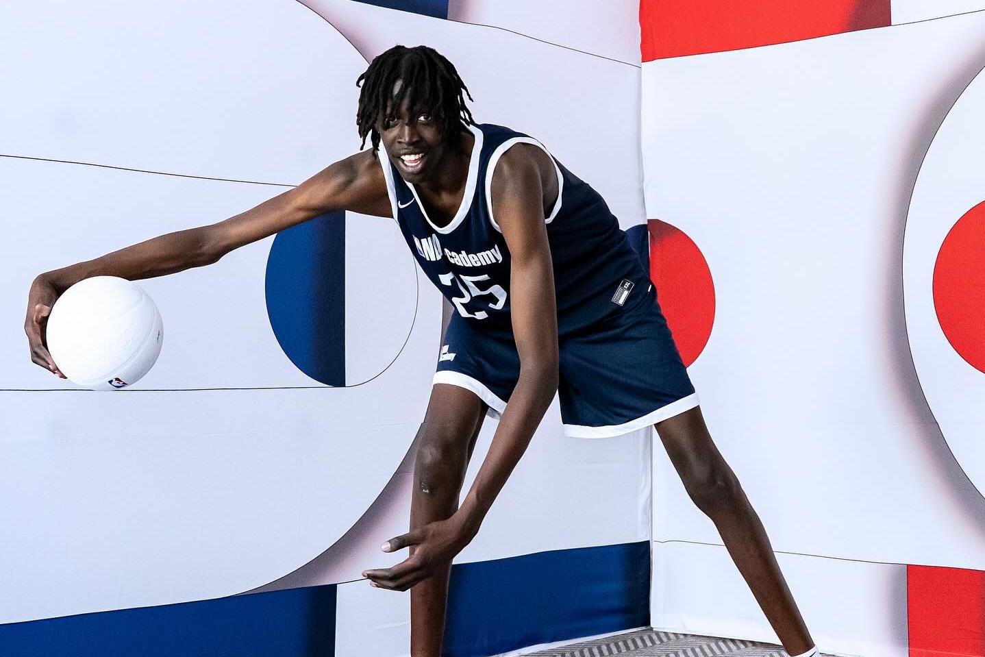 Jongkuch Mach, jovem poste sudanês de 18 anos - Foto: @official_jongkuch