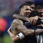 Argentinos abraçam Messi após vitória sobre os ingleses - Foto: EPA/WILL OLIVER