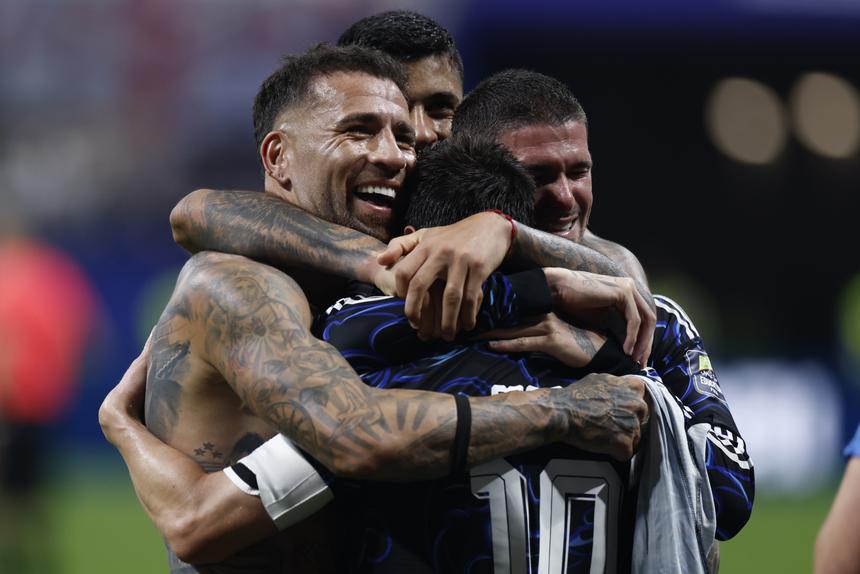 Argentinos abraçam Messi após vitória sobre os ingleses - Foto: EPA/WILL OLIVER