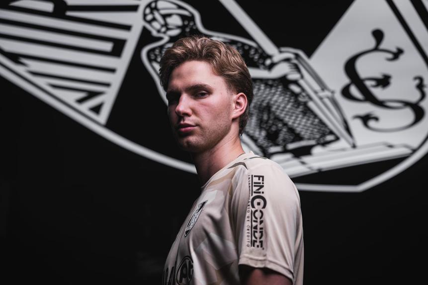 Oliwier Zych chega por empréstimo do Aston Villa - Foto: Vitória de Guimarães