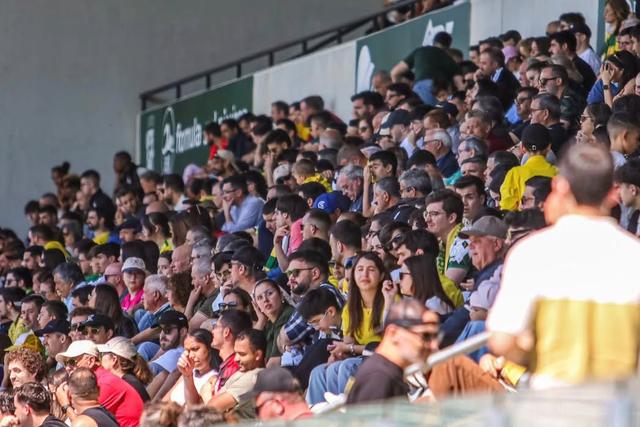Adeptos pacenses no Estádio Capital do Móvel - Foto: Paços de Ferreira