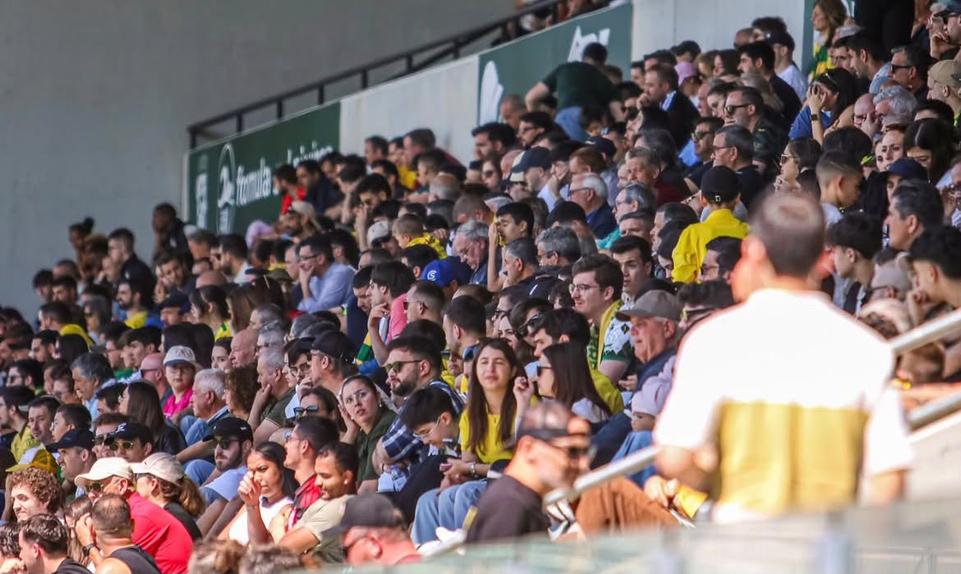 Adeptos pacenses no Estádio Capital do Móvel - Foto: Paços de Ferreira