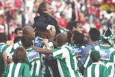 José Rachão levado em braços, após a conquista da Taça de Portugal, a 29 de maio de 2005, pelo Vitória de Setúbal, contra o Benfica - Foto: A BOLA