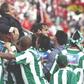 José Rachão levado em braços, após a conquista da Taça de Portugal, a 29 de maio de 2005, pelo Vitória de Setúbal, contra o Benfica - Foto: A BOLA