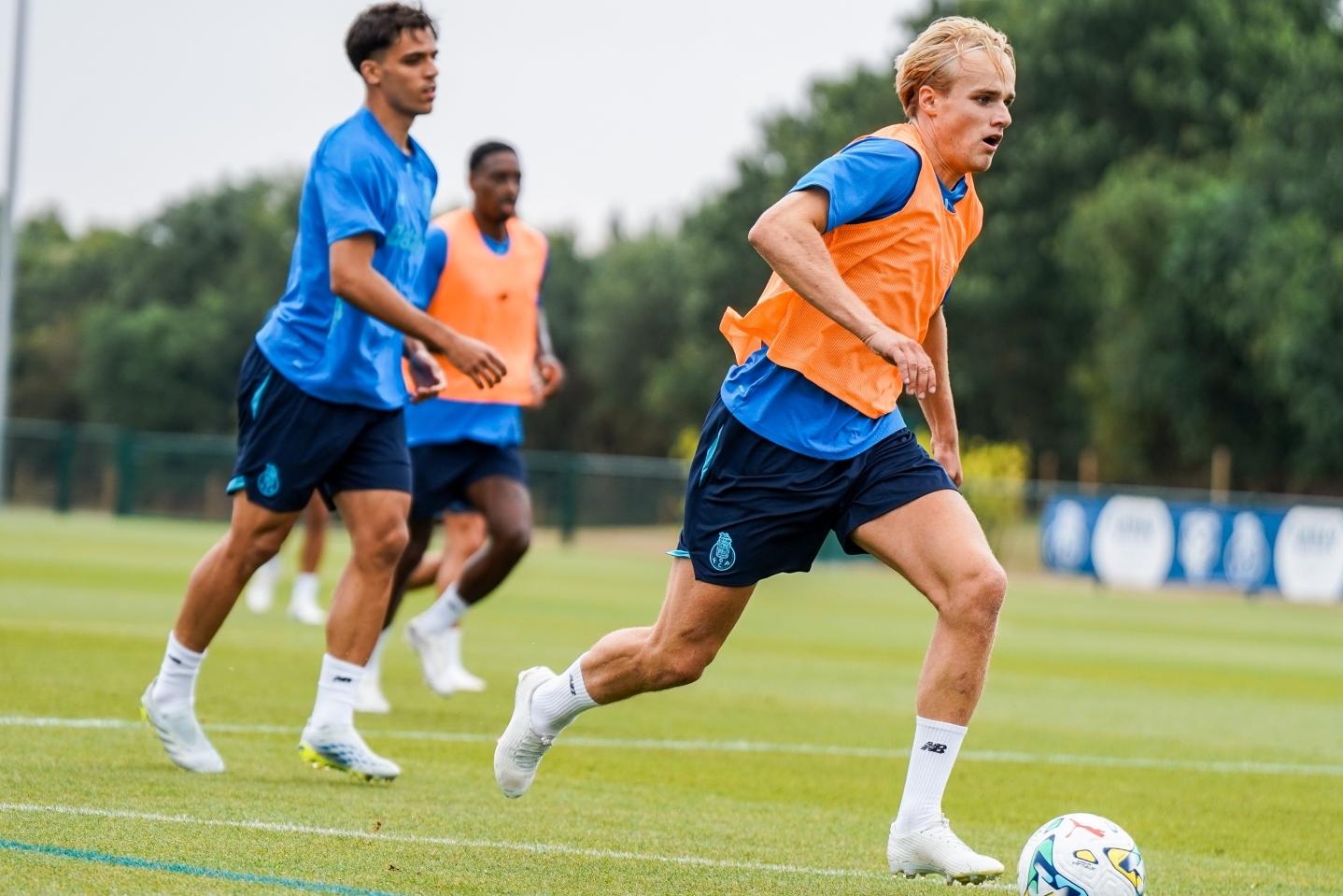 Jogadores do FC Porto aplicam-se no treino