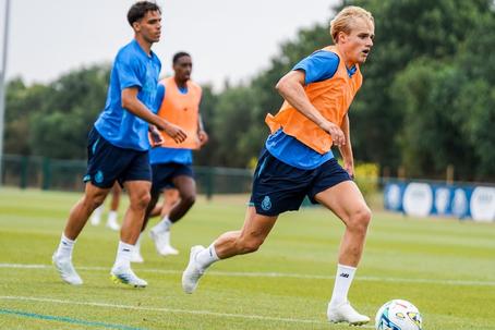 Jogadores do FC Porto aplicam-se no treino