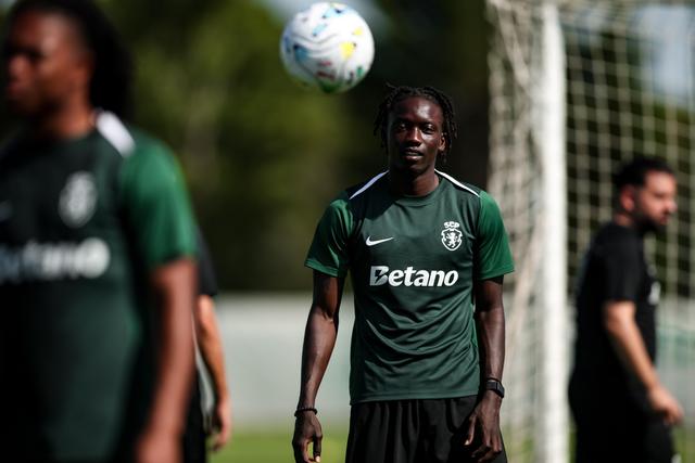 Faye foi testado nos dois primeiros jogos como lateral direito - Foto: SPORTING CP