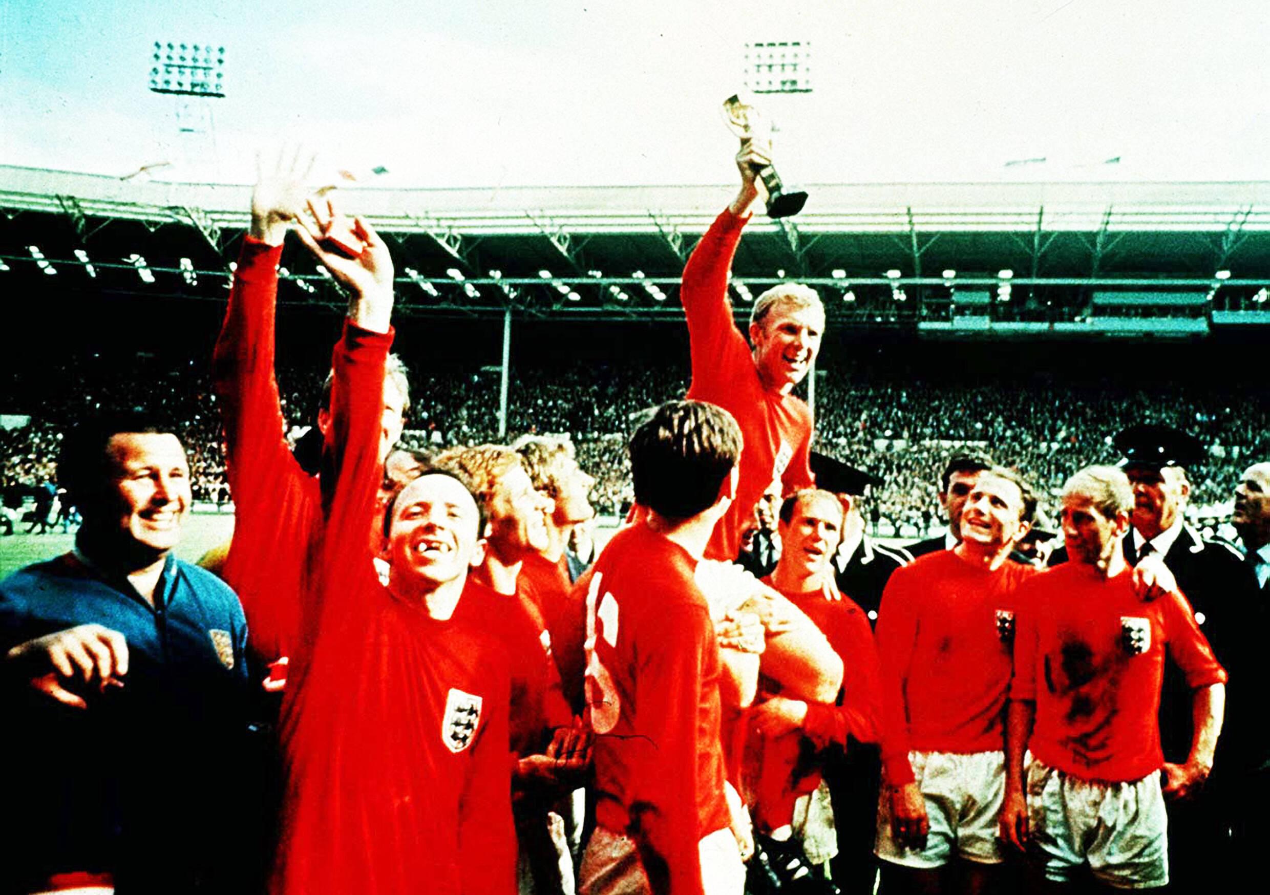 Sir Bobby Charlton venceu a Bola de Ouro em 1966, a Taça dos Campeões Europeus em 1968 e o Mundial pela Inglaterra em 1966 - Foto: Imago