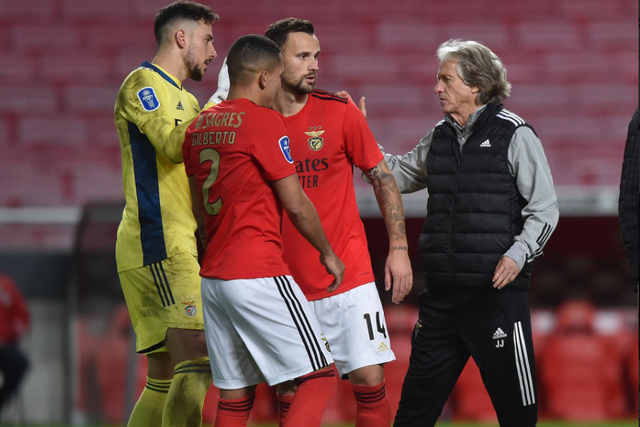 Jorge Jesus, Gilberto, Seferovic e Helton Leite em 2020 - Foto: A BOLA