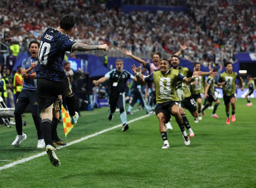 O êxtase dos jogadores no momento em que a Argentina fez o 2-1 - Foto: IMAGO