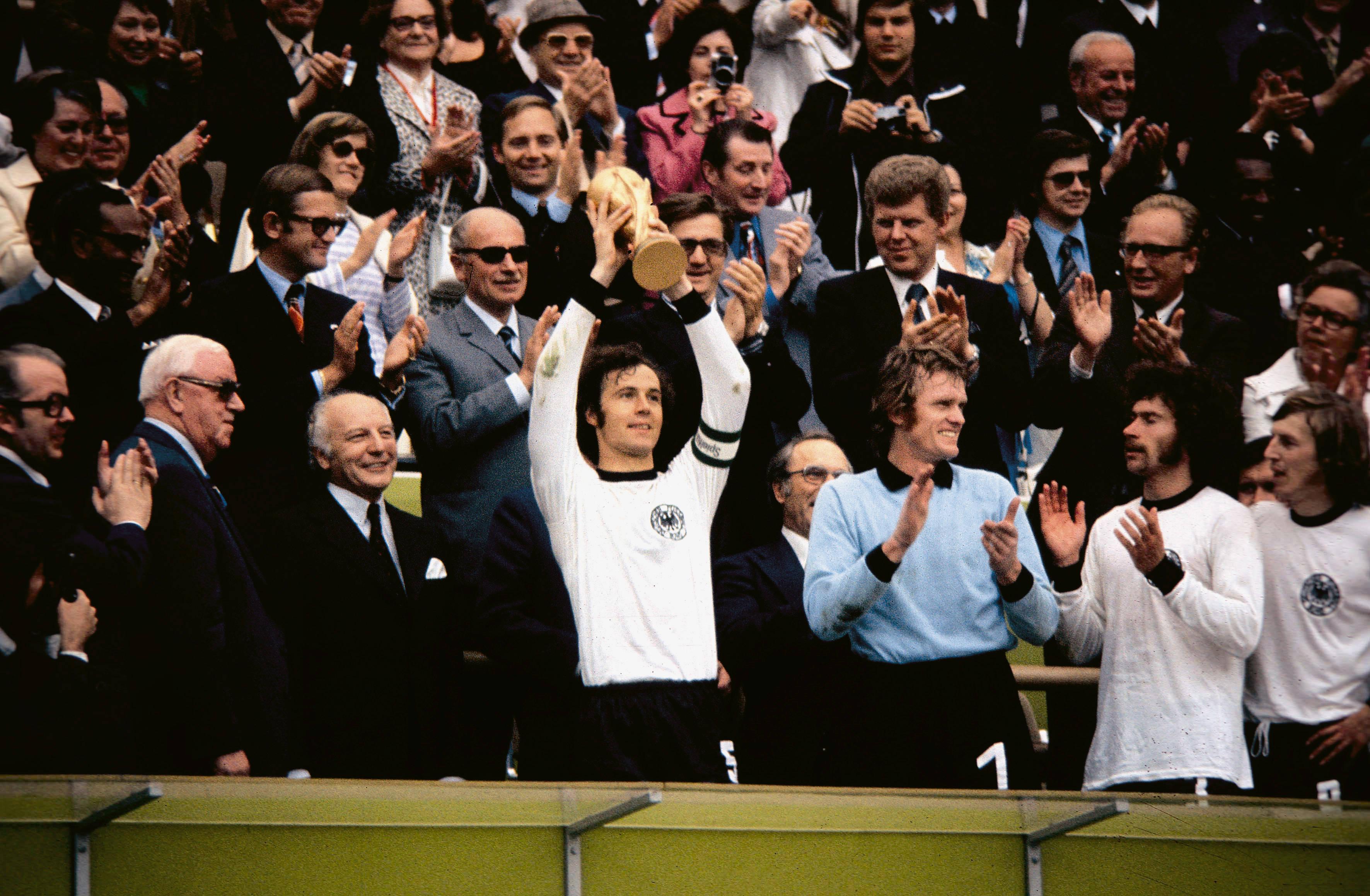 Franz Beckenbauer venceu a Bola de Ouro em 1972 e 1976, três Taçsa dos Campeões Europeus seguidas pelo Bayern e o Mundial 1974 pela Alemanha Ocidental - Foto: Imago