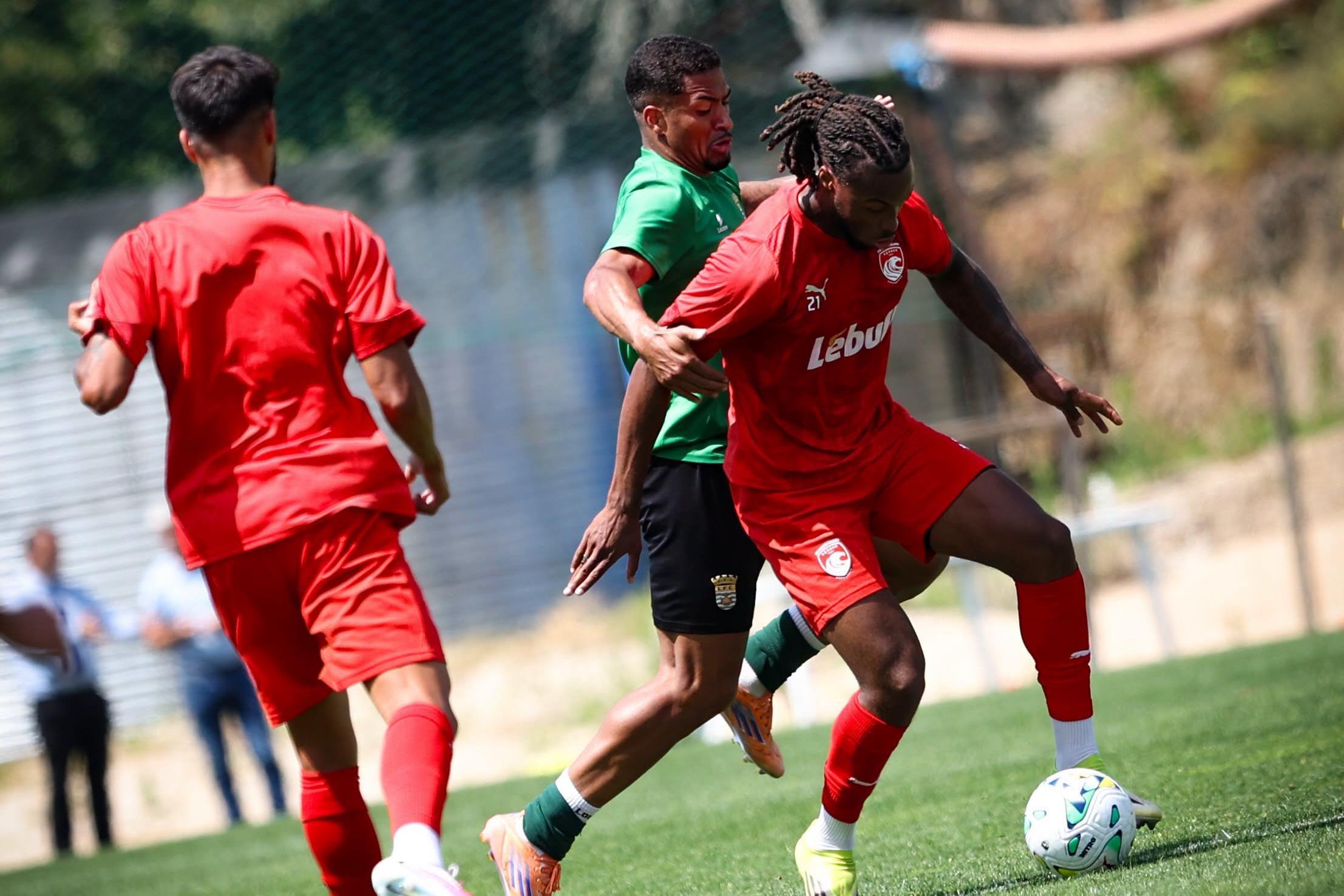 Emanuel Moreira no jogo de treino com o Leça. -Foto: SANTA CLARA