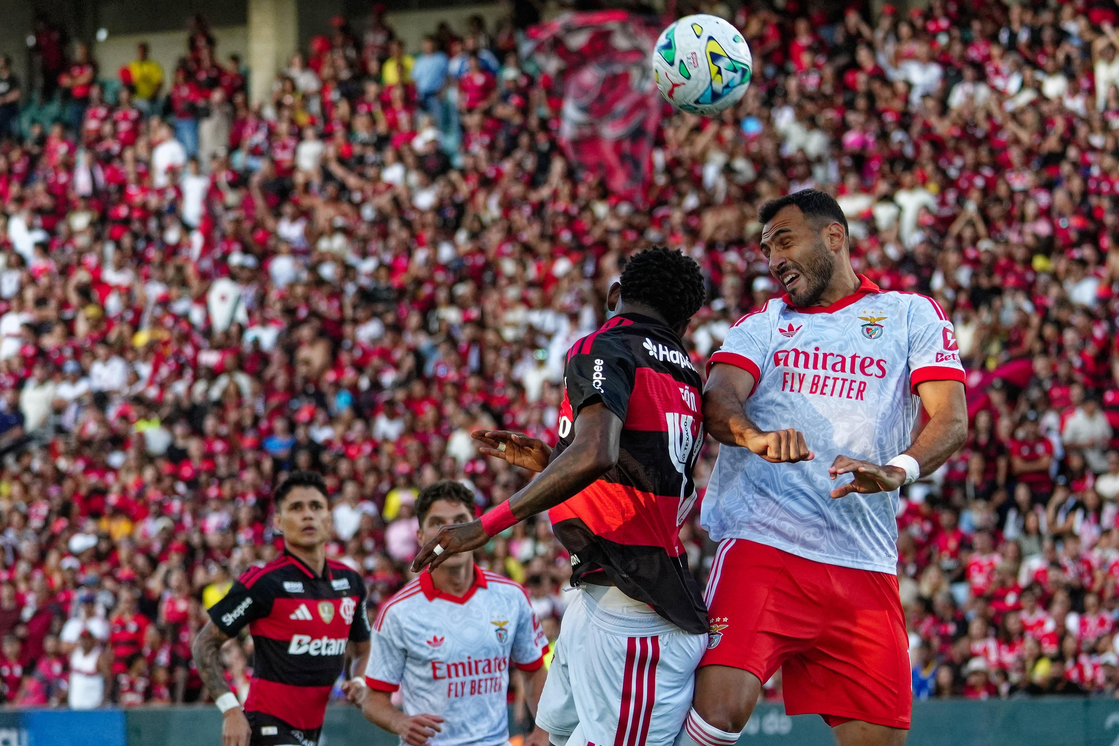 Pavlidis em ação no particular entre Benfica e Flamengo, no Algarve — Foto: IMAGO