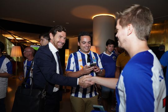 Comitiva do FC Porto recebida por dezenas de adeptos nos Açores