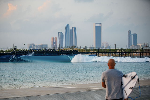 Kelly Slater cria piscina com ondas em Abu Dhabi para o circuito mundial