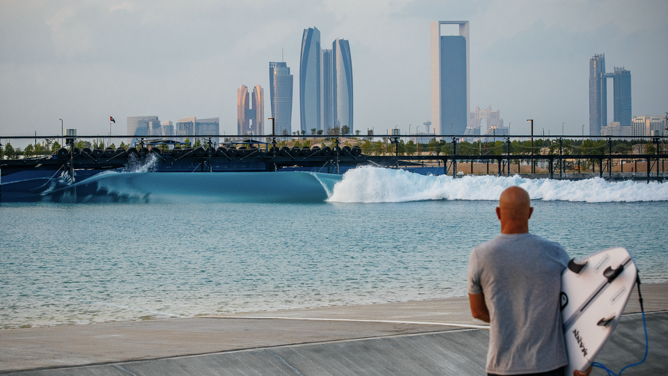 Kelly Slater cria piscina com ondas em Abu Dhabi para o circuito mundial