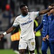 Jovem do Marselha suspenso por... dar os parabéns a Mbemba