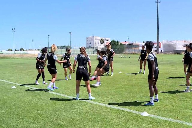 Equipa feminina do Sporting abriu as portas do treino