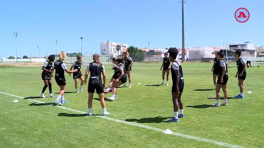 Equipa feminina do Sporting abriu as portas do treino