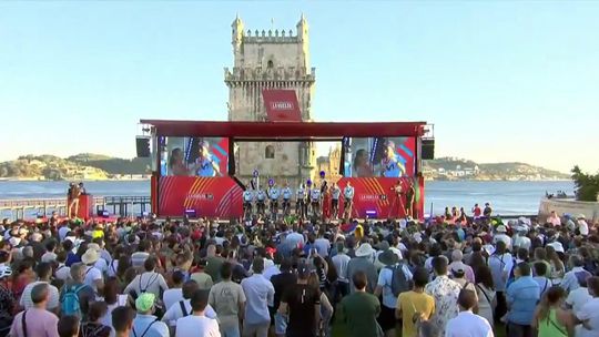 Nelson Oliveira feliz na apresentação da Vuelta em Lisboa