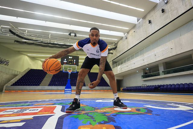 Oficial: Phil Fayne renova com o FC Porto